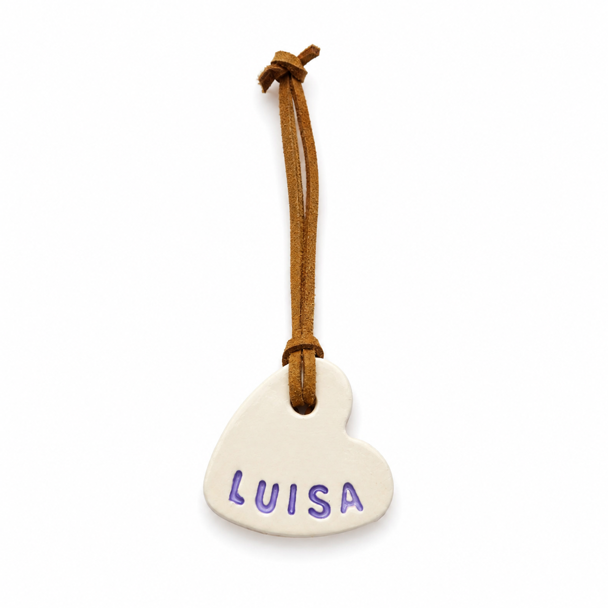 Pingente decorativo em formato de coração, na cor creme, com o nome “LUISA” escrito em roxo na parte frontal e cordão marrom para pendurar.