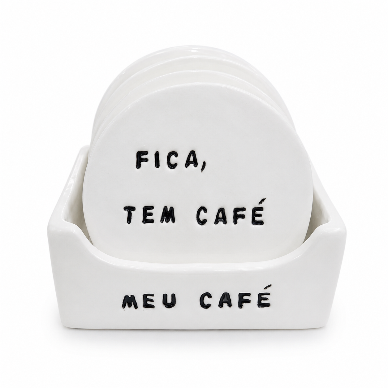 Conjunto de porta-copos de cerâmica branca com suporte, decorado com frases em preto: “FICA, TEM CAFÉ” nos porta-copos e “MEU CAFÉ” no suporte. Design artesanal e acabamento brilhante.