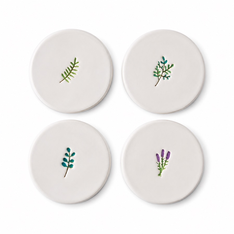 Jogo de quatro porta-copos de cerâmica branca com motivos botânicos pintados à mão — samambaia, ervas e lavanda