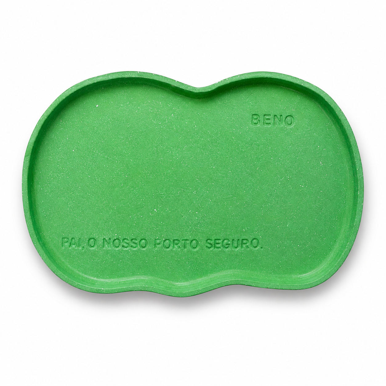 Bandeja decorativa verde, de formato orgânico e bordas arredondadas, com acabamento levemente brilhante. Possui as inscrições em branco “BENO” e “PAI, O NOSSO PORTO SEGURO”.